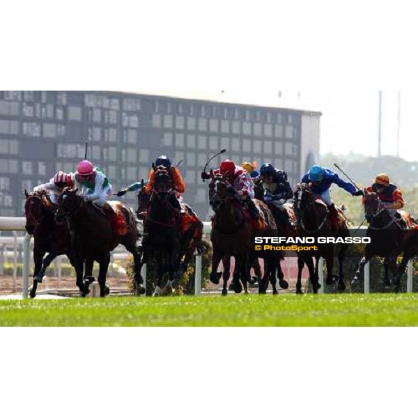 last meters the Hong Kong Vase at right with blu jacket Dominiqe Boeuf, the winner Sha Tin 14-12-03 ph. Stefano Grasso