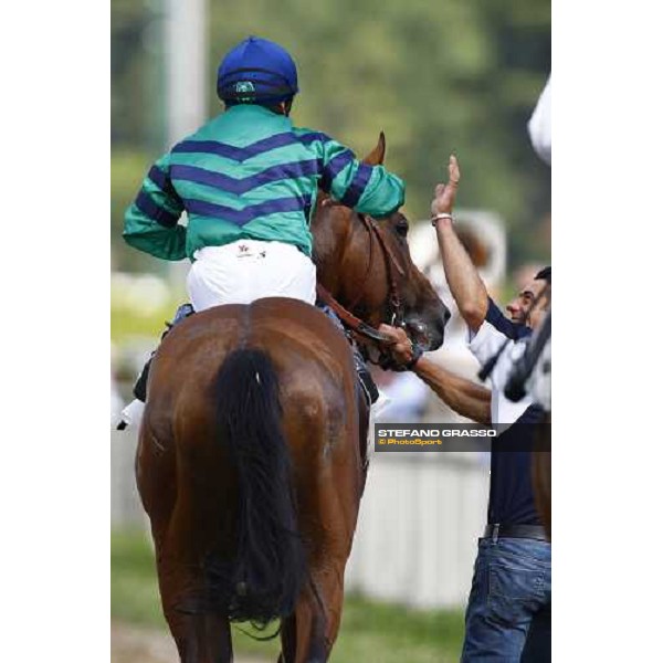 Dario Vargiu on Orpen Shadow is congratulated by the groom after winning the Premio Primi Passi Milan - San Siro, 20th june 2009 ph. Stefano Grasso