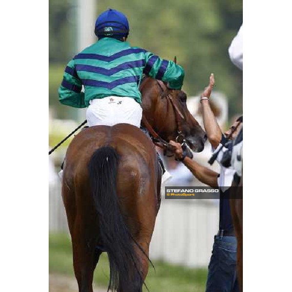 Dario Vargiu on Orpen Shadow is congratulated by the groom after winning the Premio Primi Passi Milan - San Siro, 20th june 2009 ph. Stefano Grasso