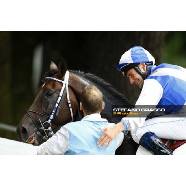 Dirck Furhmann thanks the groom after winning on Frammassone the Criterium di Primavera Merano, 21st june 2009 ph. Stefano Grasso