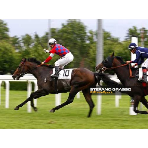 Umberto Rispoli on Tuliangreen wins the Premio d\' Estate beating Silvano Mulas on Leuci Lamps Milano, 20th june 2009 ph. Stefano Grasso