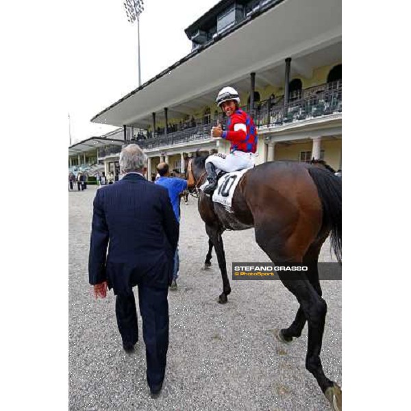 Umberto Rispoli on Tuliangreen enters the winner circle after winning the Premio d\' Estate Milano, 20th june 2009 ph. Stefano Grasso