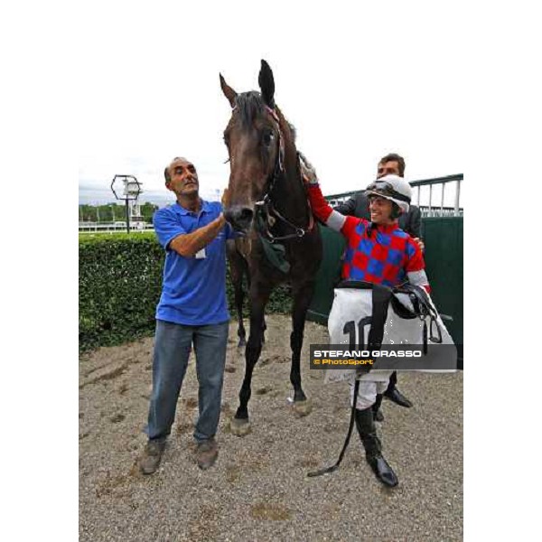 Umberto Rispoli thanks Tuliangreen after winning the Premio d\' Estate Milano, 20th june 2009 ph. Stefano Grasso