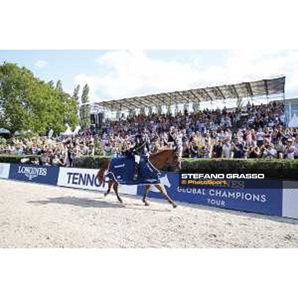 LGCT of Berlin - Grand Prix Prize giving ceremony - Lap of honor for Danielle G. Waldman (ISR) - Berlin, Sommergarten - 27 July 2019 - ph.Stefano Grasso/LGCT
