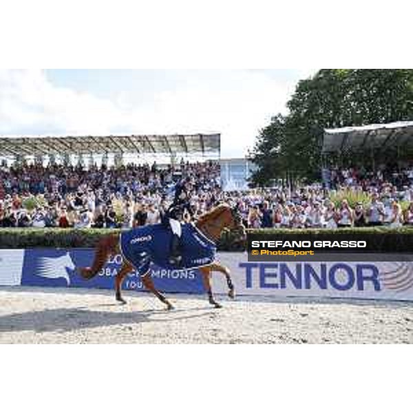 LGCT of Berlin - Grand Prix Prize giving ceremony - Lap of honor for Danielle G. Waldman (ISR) - Berlin, Sommergarten - 27 July 2019 - ph.Stefano Grasso/LGCT