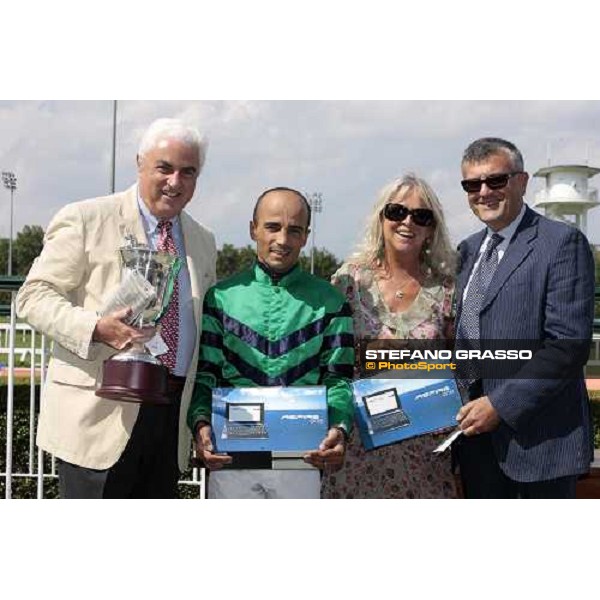 Isabella and Guido Bezzera with Dario Vargiu receive the prizes from Francesco Ruffo della Scaletta after winning with Orpen Shadow the Premio Primi Passi Milano, 20th june 2009 ph. Stefano Grasso