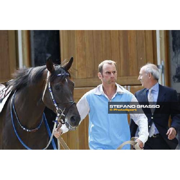 Frammassone with his groom and Franco Contu go to the parade ring before winning the Criterium di Primavera Merano, 21st june 2009 ph. Stefano Grasso
