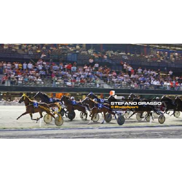 at the first turn of the Gran Premio Nazionale Filly- Trofeo Snai - Memorial Eva and Aldo Vecchioni Madras leads on Maluenda, Marias, Melania Sf and Medulla del Ronco Milan, 2nd july 2009 ph.Stefano Grasso