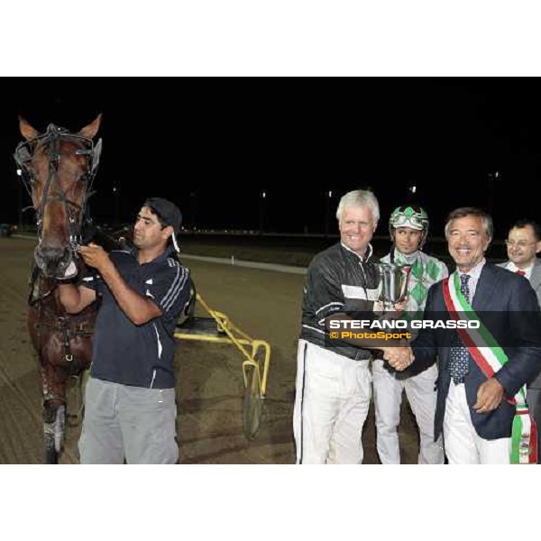 The Major of Follonica congratulates with Jerry Riordan and Andrea Guzzinati winners of the Gran Premio Cittˆ di Follonica Follonica, Ippodromo dei Pini, 12th july 2009 ph. Stefano Grasso