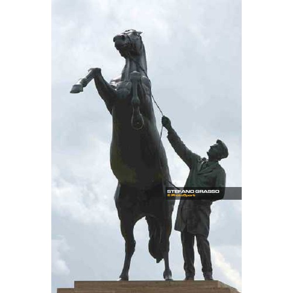 The Newmarket Stallion by Marcia Astor and Allan Sly - unveiled by Simon Gibson dl - 14th october 2000 Newmarket 8th july 2004 ph. Stefano Grasso