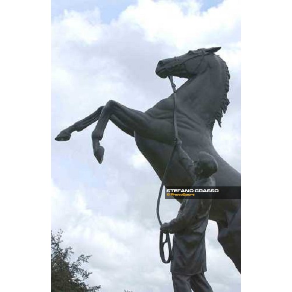 The Newmarket Stallion by Marcia Astor and Allan Sly - unveiled by Simon Gibson dl - 14th october 2000 Newmarket 8th july 2004 ph. Stefano Grasso