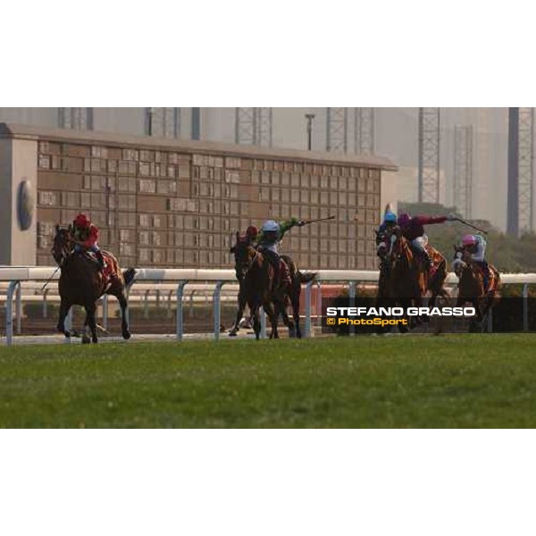 The Hong Kong Cup -at last 50 meters Falbrav leads on Rakti and Elegant Fashion at left Sha Tin 14-12-03 ph. Stefano Grasso