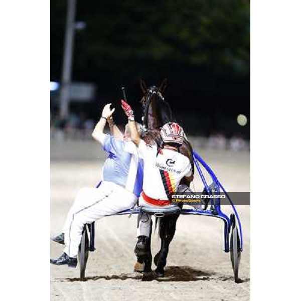 Roberto Vecchione and Holgert Ehlert parade with Algiers Hall after winning the race off of the 75° Campionato Europeo Cesena, 6th sept. 2009 ph. Stefano Grasso