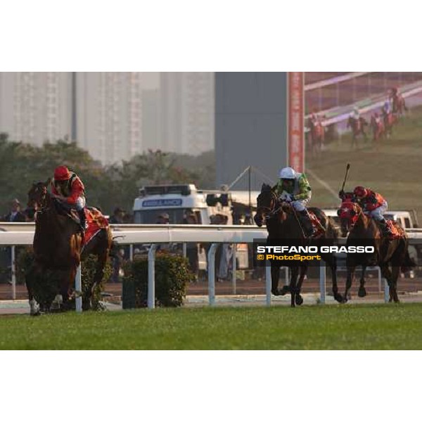 at last 50 meters Falbrav leads on Rakti Sha Tin 14-12-03 ph. Stefano Grasso