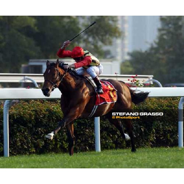 Frankie Dettori and Falbrav flying towards the triumph in the Hong Kong Cup 2003 Sha Tin 14-12-03 ph. Stefano Grasso