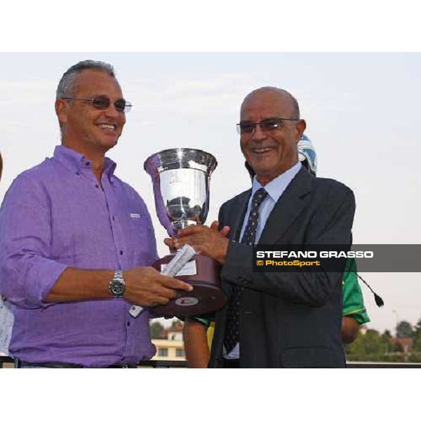 Antonio Somma owner of Mind Wise As receives the Unire Cup after winninng the Premio avv. Carlo Marangoni“ - Mem. Fabio Jegher Torino, 13th sept. 2009 ph. Stefano Grasso