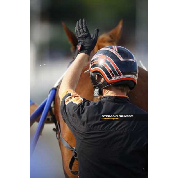 Wim Paal thanks the racegoers after winning with Melania SF the Premio avv. Carlo Marangoni - Filly Torino, 13th sept. 2009 ph. Stefano Grasso