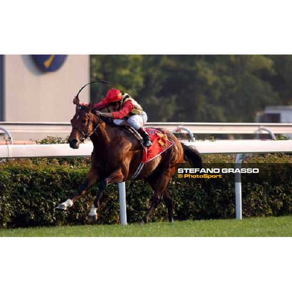 Frankie and Falbrav flying towards the triumph in the Hong Kong Cup 2003 Sha Tin 14-12-03 ph. Stefano Grasso
