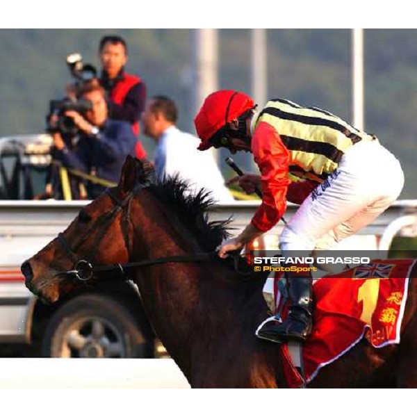 Falbrav and Frankie Dettori immediately after the winnin post of The Hong Kong Cup Sha Tin 14-12-03 ph. Stefano Grasso