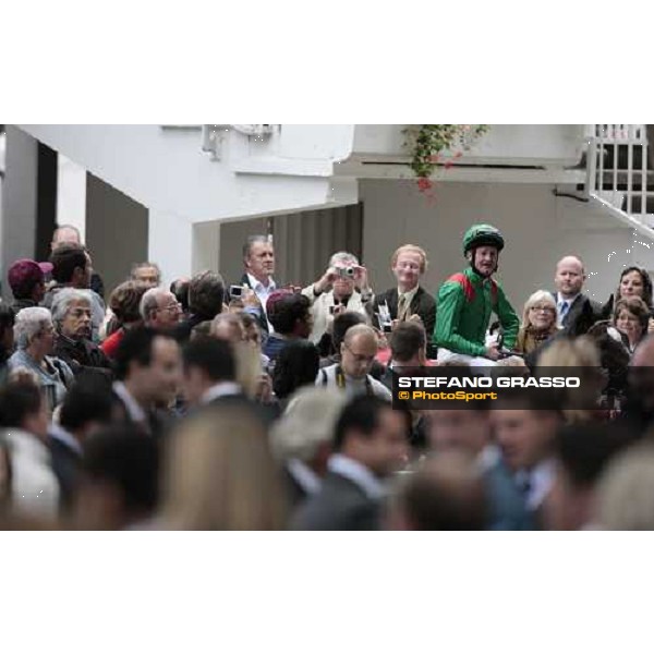 Mick Kinane enters the winner circle after winning the Qatar Prix du Cadran Paris Longchamp, 4th oct. 2009 ph. Stefano Grasso