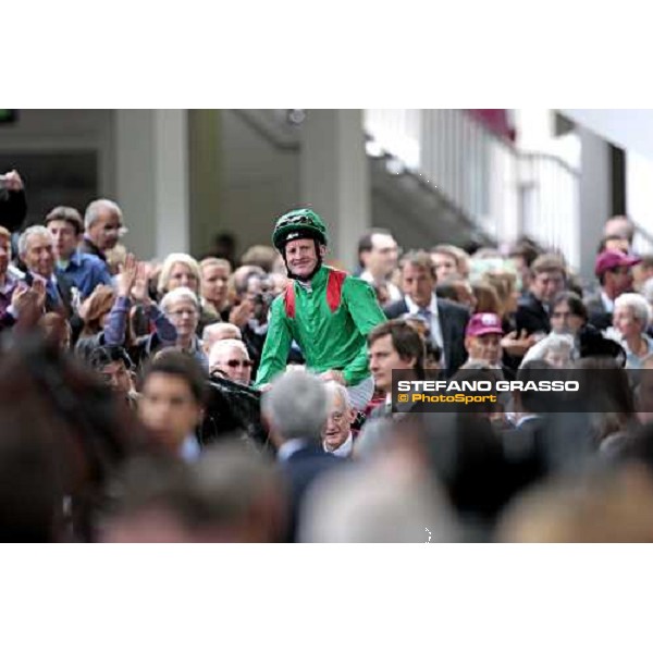 Mick Kinane enters the winner circle after winning the Qatar Prix du Cadran Paris Longchamp, 4th oct. 2009 ph. Stefano Grasso
