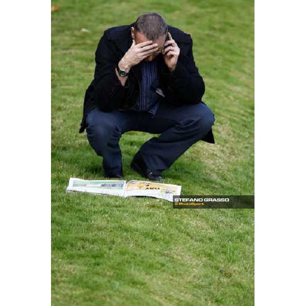 a racegoer studies the form at Longchamp Paris Longchamp, 4th oct. 2009 ph. Stefano Grasso