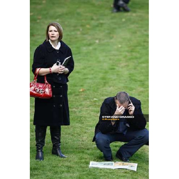 a racegoer studies the form at Longchamp Paris Longchamp, 4th oct. 2009 ph. Stefano Grasso