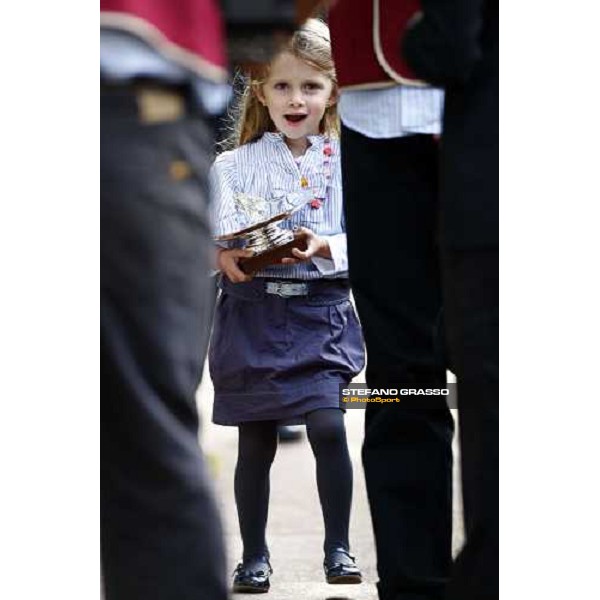giving prize for a young racegoer.. Paris Longchamp, 4th oct. 2009 ph. Stefano Grasso