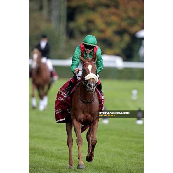 Maxim Guyon on Shalanaya returns back after winning the Qatar Petroleum Prix de l\' Opera Paris Longchamp, 4th oct. 2009 ph. Stefano Grasso