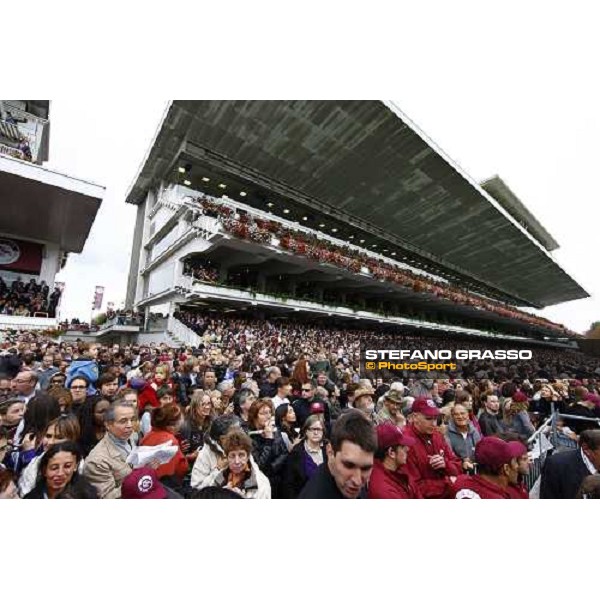 racegoers at Longchamp Paris Longchamp, 4th oct. 2009 ph. Stefano Grasso