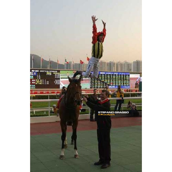 Dettori\'s leap at Sha Tin race track Hong Kong 14-12-03 ph. Stefano Grasso