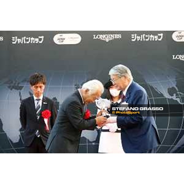 42nd Japan Cup 2022 - Tokyo, Fuchu racecourse The prize giving ceremony of the 42nd Japan Cup - Tetsuro Nomura Minister of Agriculture , Forestry and Fisheries offers the trophy of Japanese MAFF to mr.Akita owner representative - ph.Stefano Grasso/Longines - 01SG1047.JPG