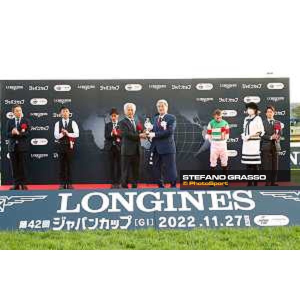 42nd Japan Cup 2022 - Tokyo, Fuchu racecourse The prize giving ceremony of the 42nd Japan Cup - Tetsuro Nomura Minister of Agriculture , Forestry and Fisheries offers the trophy of Japanese MAFF to mr.Akita owner representative - ph.Stefano Grasso/Longines - 01SG1071.JPG