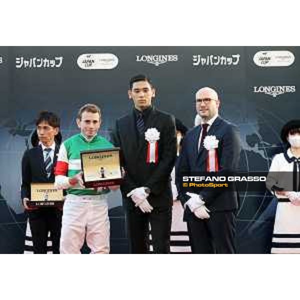 42nd Japan Cup 2022 - Tokyo, Fuchu racecourse The prize giving ceremony of the 42nd Japan Cup - , Mr. Uta and Matthieu Baumgartner present the Longines watch to jockey Ryan Moore - ph.Stefano Grasso/Longines - 01SG1210.JPG