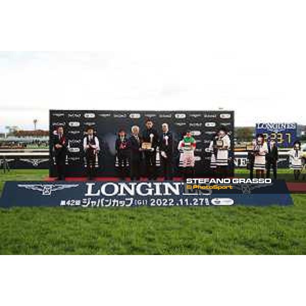 42nd Japan Cup 2022 - Tokyo, Fuchu racecourse The prize giving ceremony of the 42nd Japan Cup - , Mr. Uta and Matthieu Baumgartner present the Longines watch to mr.Akita owner representative - ph.Stefano Grasso/Longines - 02SG7058.JPG