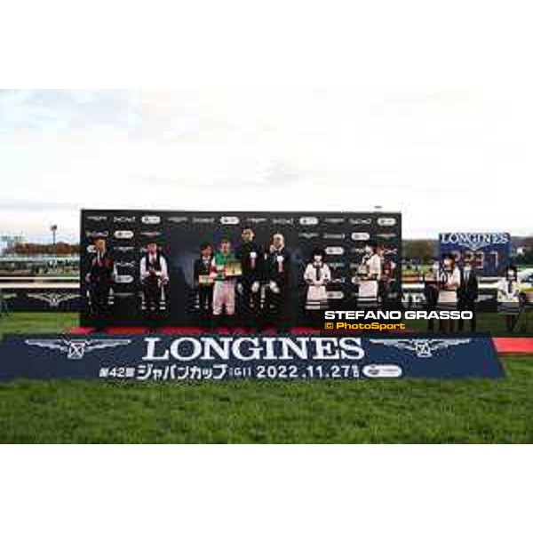 42nd Japan Cup 2022 - Tokyo, Fuchu racecourse The prize giving ceremony of the 42nd Japan Cup - , Mr. Uta and Matthieu Baumgartner present the Longines watch to jockey Ryan Moore - ph.Stefano Grasso/Longines - 02SG7079.JPG