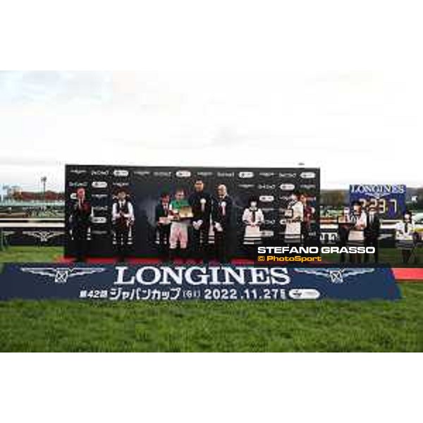 42nd Japan Cup 2022 - Tokyo, Fuchu racecourse The prize giving ceremony of the 42nd Japan Cup - , Mr. Uta and Matthieu Baumgartner present the Longines watch to jockey Ryan Moore - ph.Stefano Grasso/Longines - 02SG7082.JPG