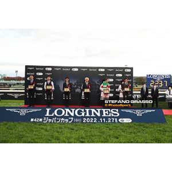 42nd Japan Cup 2022 - Tokyo, Fuchu racecourse The prize giving ceremony of the 42nd Japan Cup - , The winning connection of Vela Azul - ph.Stefano Grasso/Longines - 02SG7151.JPG