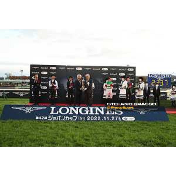 42nd Japan Cup 2022 - Tokyo, Fuchu racecourse The prize giving ceremony of the 42nd Japan Cup Masayuki Goto JRA President offers the Japan Cup to mr.Akita owner representative - ph.Stefano Grasso/Longines - 02SG7174.JPG