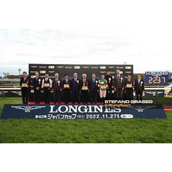42nd Japan Cup 2022 - Tokyo, Fuchu racecourse The prize giving ceremony of the 42nd Japan Cup - , The winning connection of Vela Azul with the Longines watches and VIP - ph.Stefano Grasso/Longines - 02SG7346.JPG