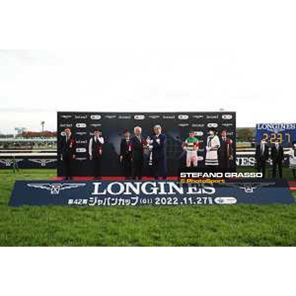 42nd Japan Cup 2022 - Tokyo, Fuchu racecourse The prize giving ceremony of the 42nd Japan Cup - Tetsuro Nomura Minister of Agriculture , Forestry and Fisheries offers the trophy of Japanese MAFF to mr.Akita owner representative - ph.Stefano Grasso/Longines - 02SG7001.JPG
