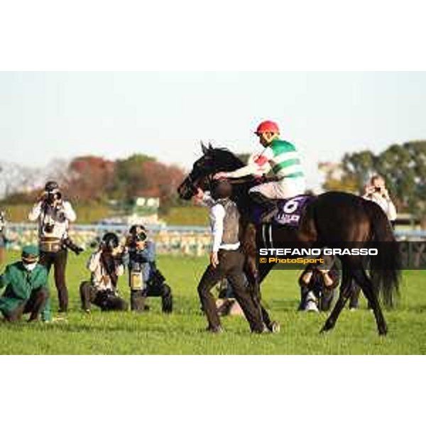 42nd Japan Cup 2022 - Tokyo, Fuchu racecourse - 27 November 2022 Ryan Moore celebrates on Vela Azul after winning the 42nd Japan Cup - ph.Stefano Grasso/Longines - 01SG8388.JPG