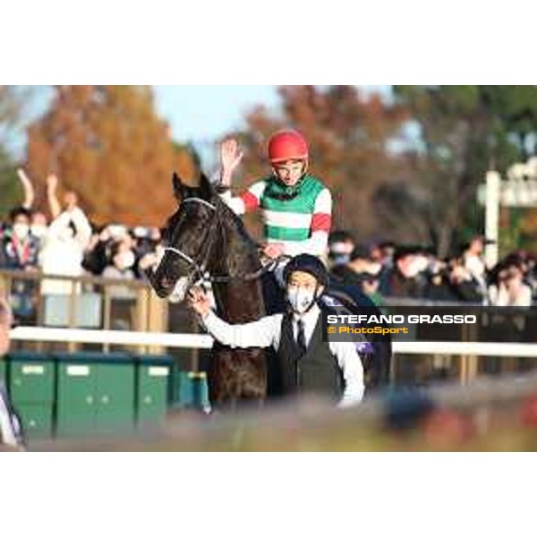 42nd Japan Cup 2022 - Tokyo, Fuchu racecourse - 27 November 2022 Ryan Moore celebrates on Vela Azul after winning the 42nd Japan Cup - ph.Stefano Grasso/Longines - 01SG8404.JPG