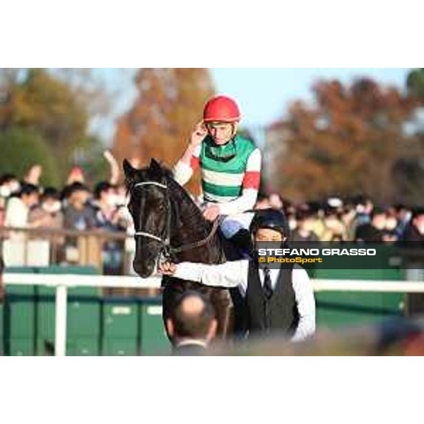 42nd Japan Cup 2022 - Tokyo, Fuchu racecourse - 27 November 2022 Ryan Moore celebrates on Vela Azul after winning the 42nd Japan Cup - ph.Stefano Grasso/Longines - 01SG8433.JPG