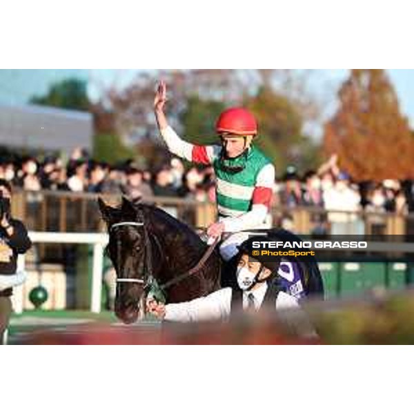 42nd Japan Cup 2022 - Tokyo, Fuchu racecourse - 27 November 2022 Ryan Moore celebrates on Vela Azul after winning the 42nd Japan Cup - ph.Stefano Grasso/Longines - 01SG8472.JPG