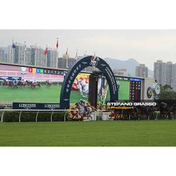 LHKIR 2022 - Hong Kong , Sha Tin racecourse Damien Lane on Win Marilyn wins the LONGINES Hong Kong Vase 2022 - ph.Stefano Grasso/Longines - 01SG6360.JPG