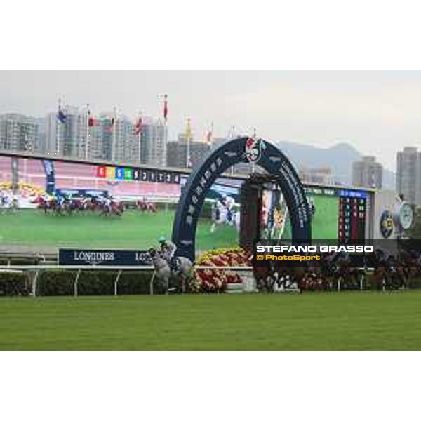 LHKIR 2022 - Hong Kong , Sha Tin racecourse Damien Lane on Win Marilyn wins the LONGINES Hong Kong Vase 2022 - ph.Stefano Grasso/Longines - 01SG6363.JPG