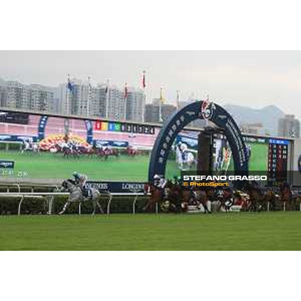 LHKIR 2022 - Hong Kong , Sha Tin racecourse Damien Lane on Win Marilyn wins the LONGINES Hong Kong Vase 2022 - ph.Stefano Grasso/Longines - 01SG6367.JPG