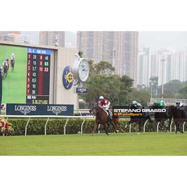 LHKIR 2022 - Hong Kong , Sha Tin racecourse Damien Lane on Win Marilyn wins the LONGINES Hong Kong Vase 2022 - ph.Stefano Grasso/Longines - 01SG6443.JPG