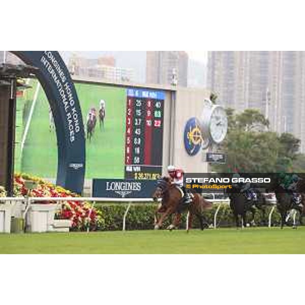 LHKIR 2022 - Hong Kong , Sha Tin racecourse Damien Lane on Win Marilyn wins the LONGINES Hong Kong Vase 2022 - ph.Stefano Grasso/Longines - 01SG6447.JPG